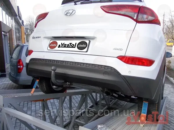 З'ємний фаркоп на Hyundai Tucson III 2015-2018 без підрізки бампера