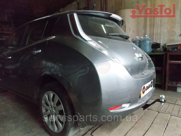 Знімний гак фаркоп на Nissan Leaf 2010-2017 (Нісан Ліф) Американська вставка під квадрат